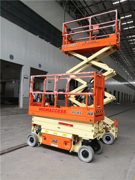 高空平臺工作.jpg高空作業(yè)平臺|高空作業(yè)車：剪叉式高空作業(yè)平臺的優(yōu)點
